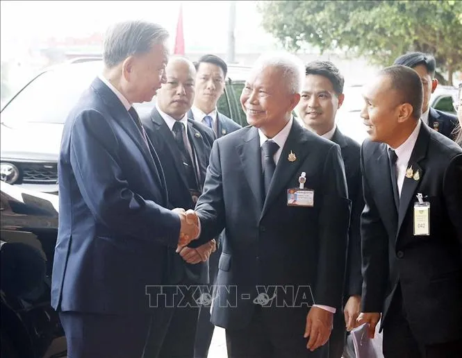 Chủ tịch Quốc hội Thái Lan Sophon Saram đón Tổng Bí thư, Chủ tịch nước Tô Lâm. Ảnh: TTXVN