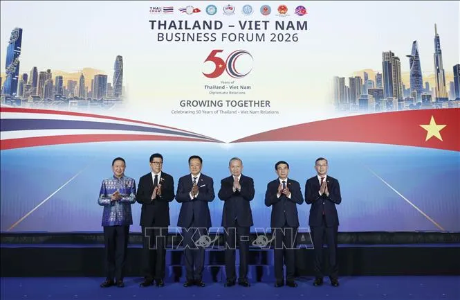 Tổng Bí thư, Chủ tịch nước Tô Lâm và Thủ tướng Thái Lan Anutin Charnvirakul cùng các đại biểu chụp ảnh chung. Ảnh: TTXVN