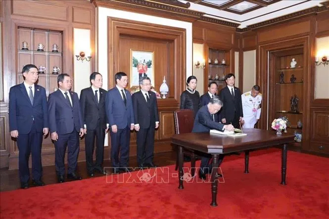 Tổng Bí thư, Chủ tịch nước cùng Phu nhân và đoàn đại biểu cấp cao Việt Nam đến đặt vòng hoa viếng và ký sổ tang Hoàng Thái hậu Thái Lan Sirikit. Ảnh: TTXVN