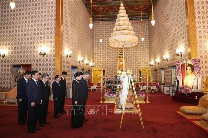 Tổng Bí thư, Chủ tịch nước Tô Lâm cùng Phu nhân và đoàn đại biểu cấp cao Việt Nam đến đặt vòng hoa viếng Hoàng Thái hậu Thái Lan Sirikit. Ảnh: TTXVN