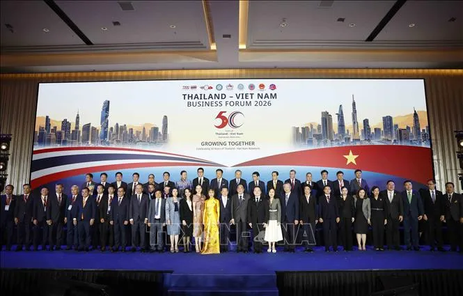 Tổng Bí thư, Chủ tịch nước Tô Lâm và Thủ tướng Thái Lan Anutin Charnvirakul chụp ảnh chung với các đại biểu và doanh nghiệp hai nước. Ảnh: TTXVN