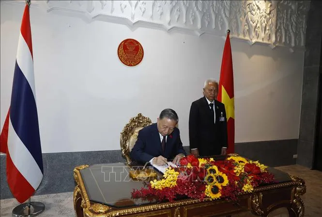 Tổng Bí thư, Chủ tịch nước Tô Lâm ký sổ lưu niệm. Ảnh: TTXVN