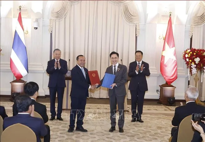 Tổng Bí thư, Chủ tịch nước Tô Lâm và Thủ tướng Thái Lan Anutin Charnvirakul chứng kiến trao Công hàm. Ảnh: TTXVN