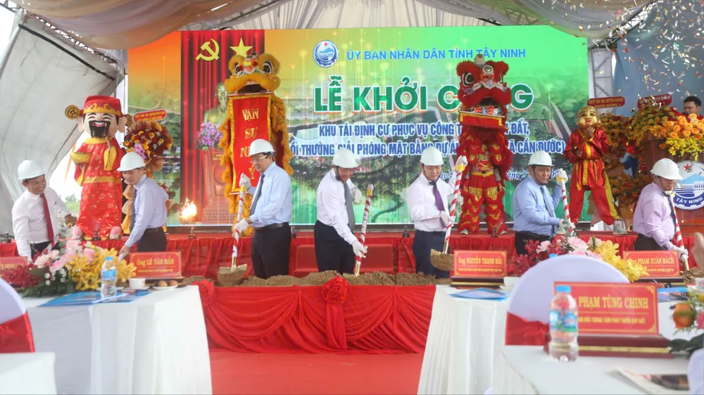 Các đại biểu thực hiện nghi thức khởi công dự án