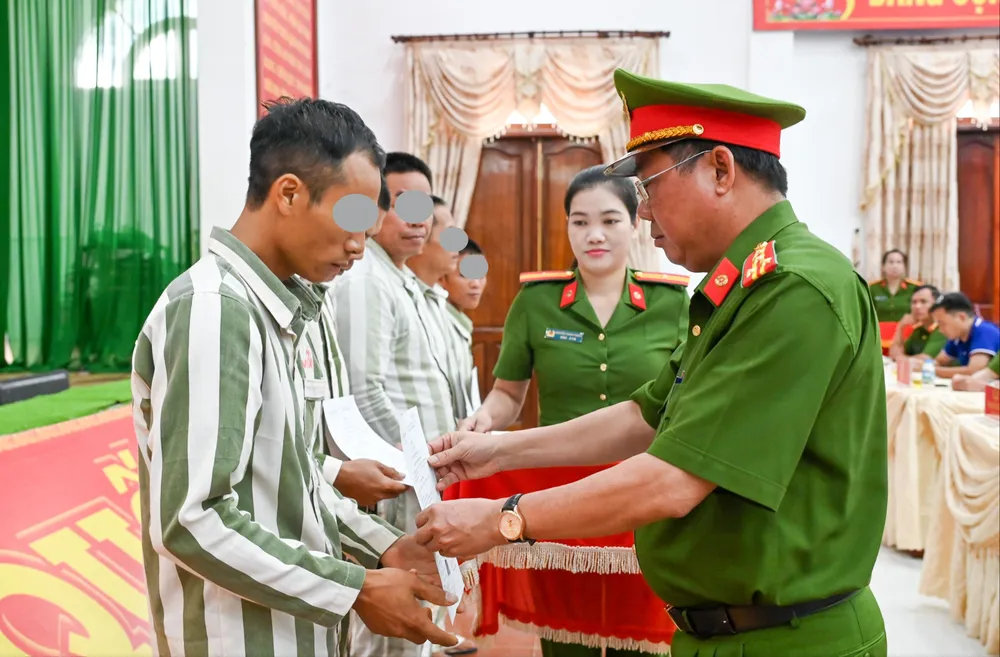 Đại tá Lê Thế Tý, Giám thị Trại giam Xuyên Mộc trao Giấy chứng nhận đặc xá cho các phạm nhân.jpg