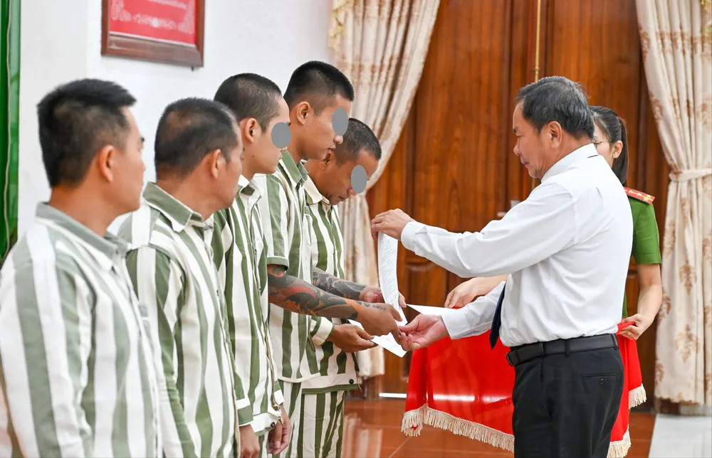 Đông chí Trần Văn Vui, Phó Chánh án TAND TPHCM trao Giấy chứng nhận đặc xá cho các phạm nhân.jpg