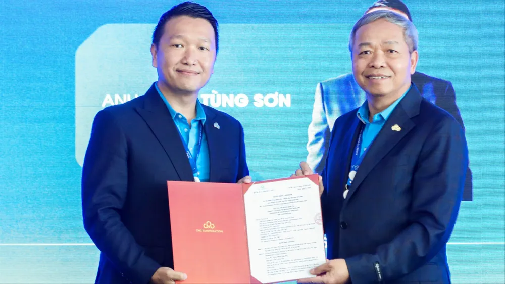 Chủ tịch CMC Nguyễn Trung Chính (trái) trao quyết định bổ nhiệm Tổng Giám đốc Tập đoàn cho ông Đặng Tùng Sơn