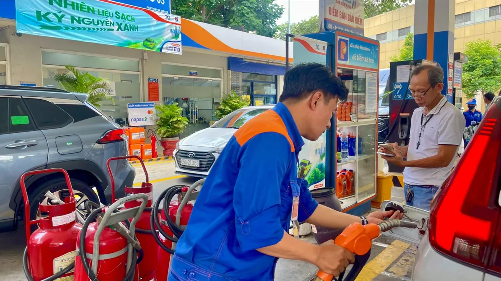 Người dân đổ xăng E10 tại cây xăng Petrolimex trên đường Phạm Hồng Thái, phường Bến Thành, TPHCM. Ảnh: HOÀNG HÙNG