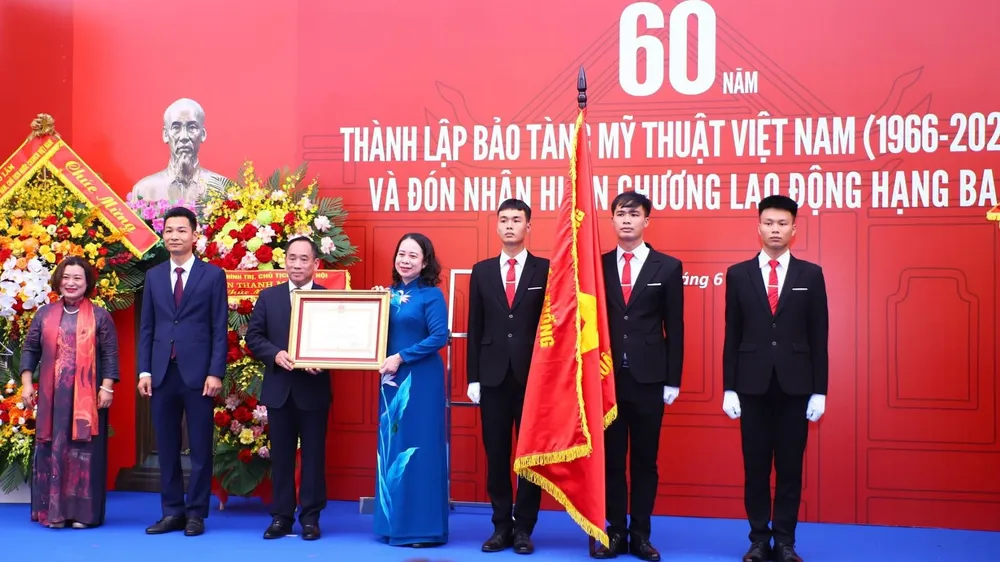 Thay mặt lãnh đạo Đảng, Nhà nước, Phó Chủ tịch nước Võ Thị Ánh Xuân trao Huân chương Lao động hạng ba cho Bảo tàng Mỹ thuật Việt Nam. Ảnh: VIỆT HÙNG