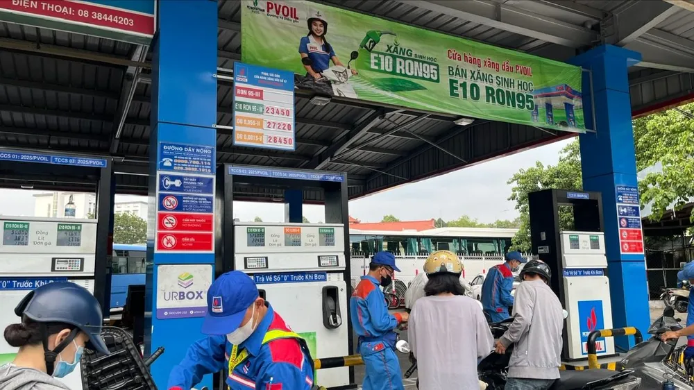 Khách đổ xăng E10 tại cây xăng PVOIL thuộc phường Tân Sơn Hòa, TPHCM. Ảnh: THI HỒNG