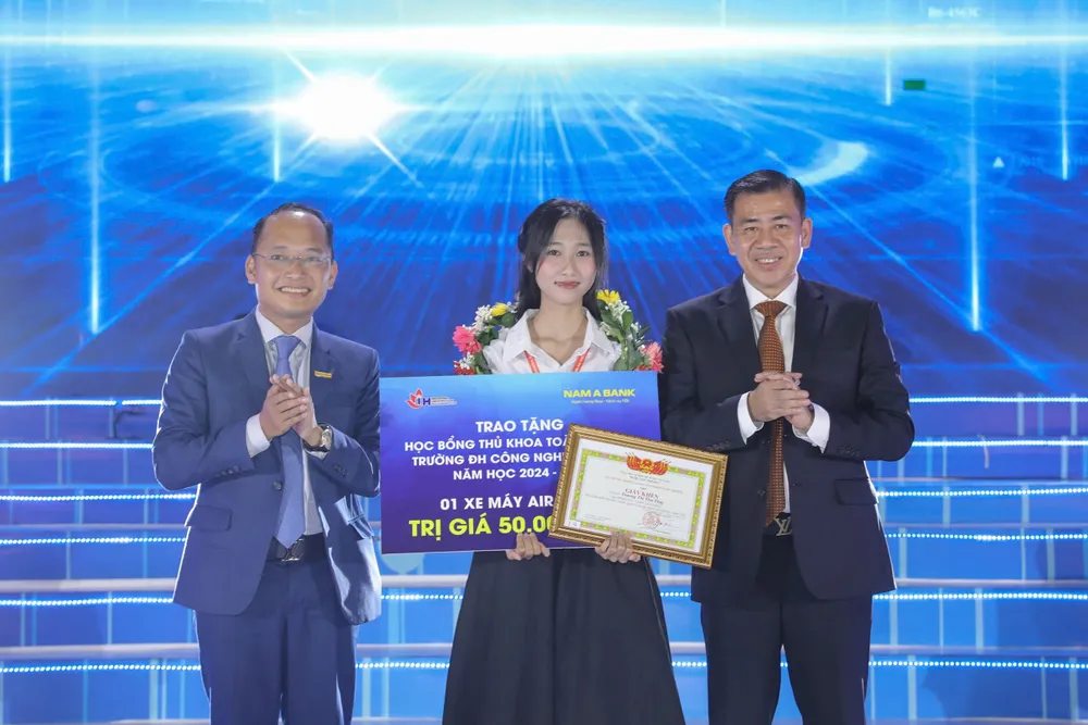 Sinh viên thủ khoa được hiệu trưởng trao học bổng