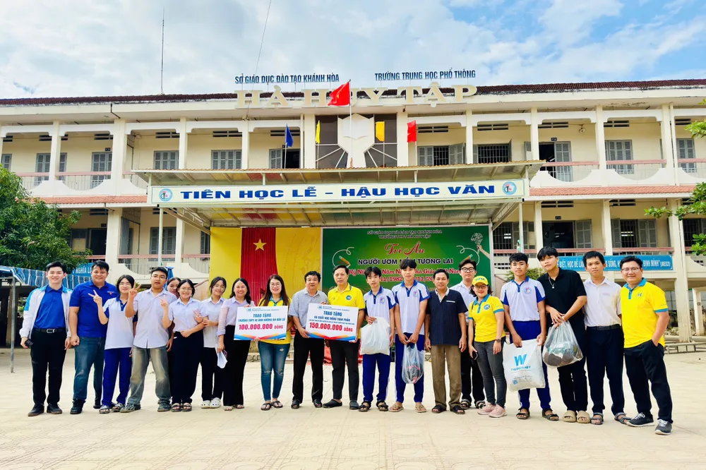 Trường ĐH Tài chính Marketing TPHCM trao học bổng cho học sinh tại Khánh Hòa
