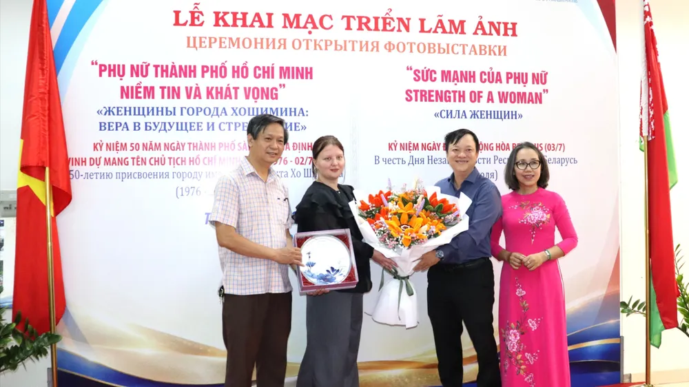 Phường Bình Thạnh tặng bó hoa hướng dương làm từ kẽm nhung đến bà Palina Karpava. Ảnh: THÁI PHƯƠNG