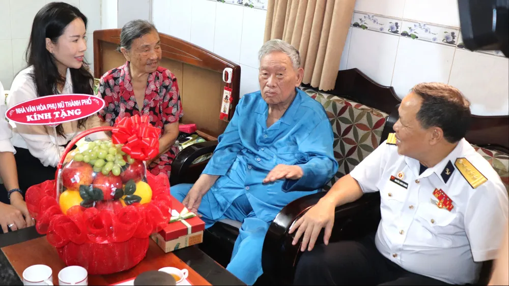 Đoàn Nhà Văn hóa Phụ nữ TPHCM thăm hỏi sức khỏe ông Lê Văn Cúc. Ảnh: THÁI PHƯƠNG