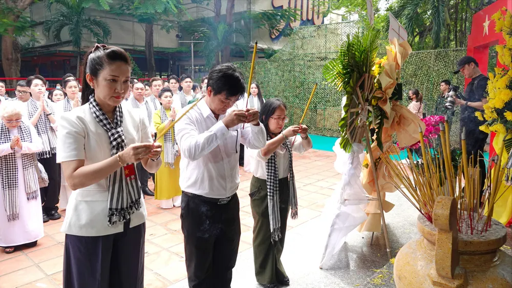 Lãnh đạo Ban Tuyên giáo và Dân vận Thành ủy TPHCM, Sở VH-TT TPHCM dâng hương tại Bia tưởng niệm đồng chí Lê Thị Riêng và đồng chí Trần Văn Kiểu. Ảnh: THÚY BÌNH