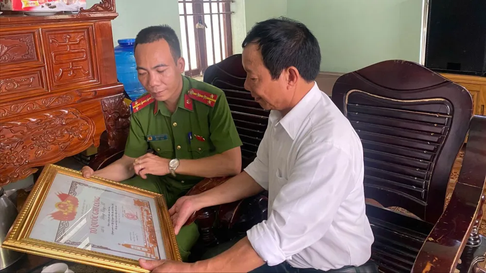 Gia đình liệt sĩ Đặng Công Nễ đón nhận tin vui tìm được hài cốt liệt sĩ nhờ ADN. Ảnh: CÔNG AN THANH HÓA