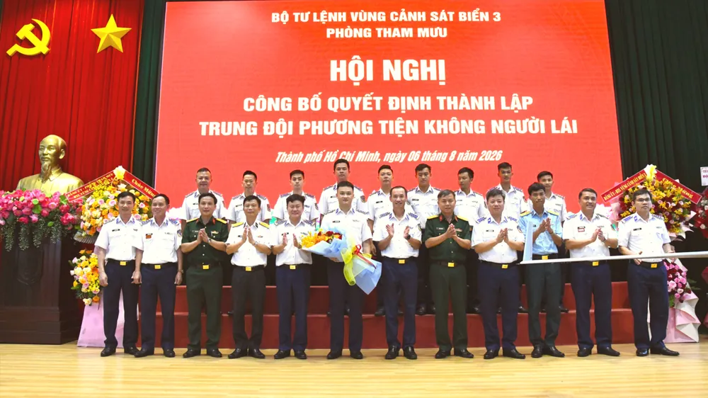 Thủ trưởng Bộ Tư lệnh Vùng Cảnh sát biển 3 cùng các đại biểu chụp anh lưu niệm vói cán bộ, chiến sĩ Trung đội phương tiện không người lái.JPG