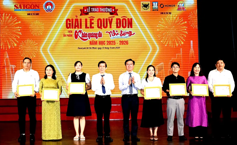 Ban Tổ chức trao giấy khen cho đại diện các trường tham gia tốt Giải Lê Quý Đôn năm học 2025-2026. Ảnh: VIỆT DŨNG