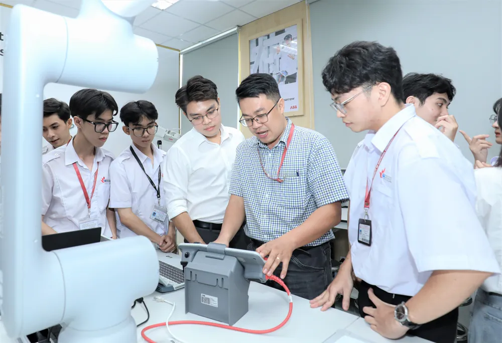 Giảng viên hướng dẫn sinh viên học thực hành tại phòng thí nghiệm Robot và trí tuệ nhân tạo Trường ĐH Công nghiệp TPHCM .jpeg
