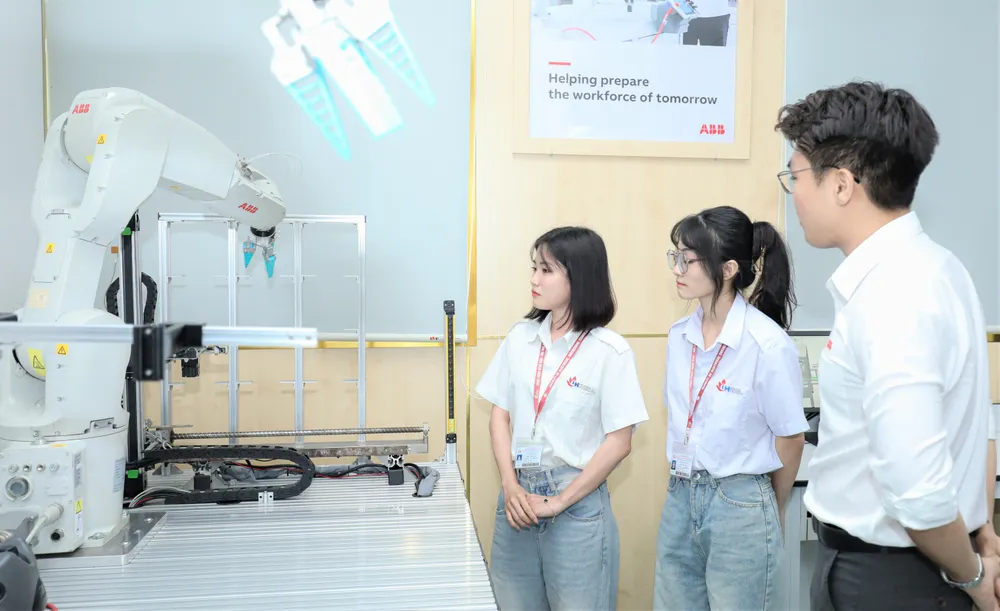 Sinh viên Khoa Công nghệ điện Trường ĐH Công nghiệp TPHCM trong giờ học thực hành .jpeg
