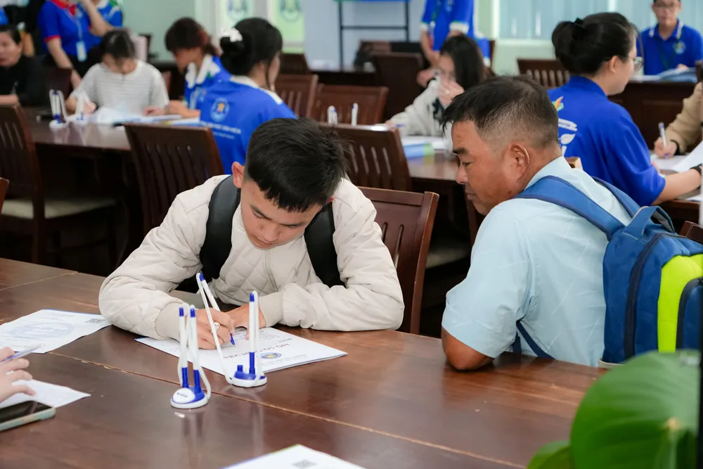 Sinh viên làm hồ sơ đăng ký xét bổ sung tại Trường ĐH Văn Hiến .jpeg