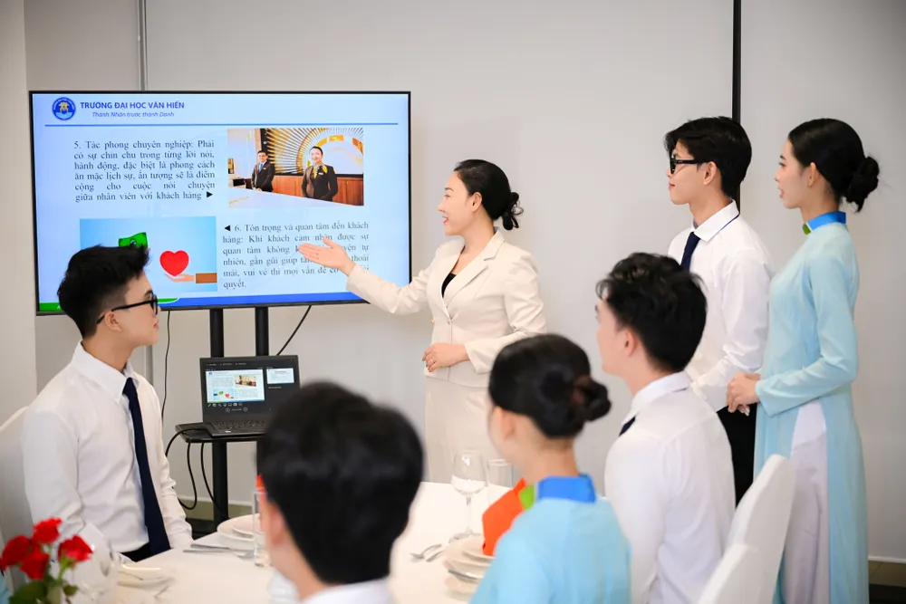 Sinh viên ngành Di lịch Trường ĐH Văn Hiến trong giờ học thực hành .jpeg