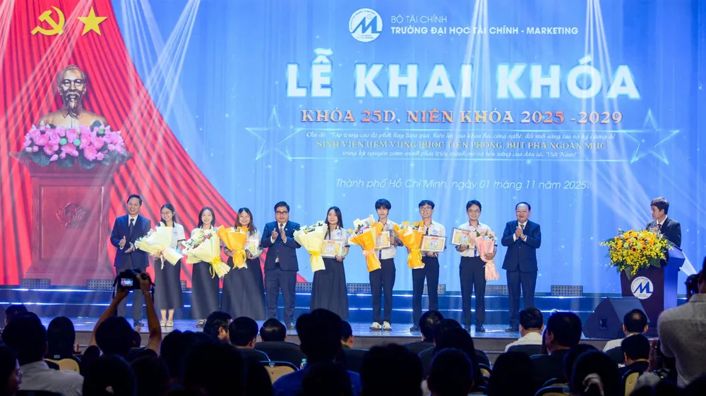 Trường ĐH Tài chính Marketing TPHCM trao học bổng cho các thủ khoa đầu vào năm 2025.jpeg