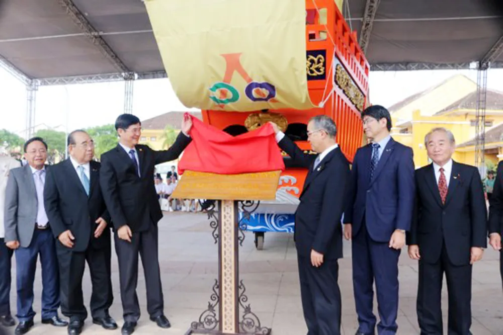 Tỉnh Nagasaki bàn giao mô hình Châu Ấn thuyền cho TP Hội An ảnh 1