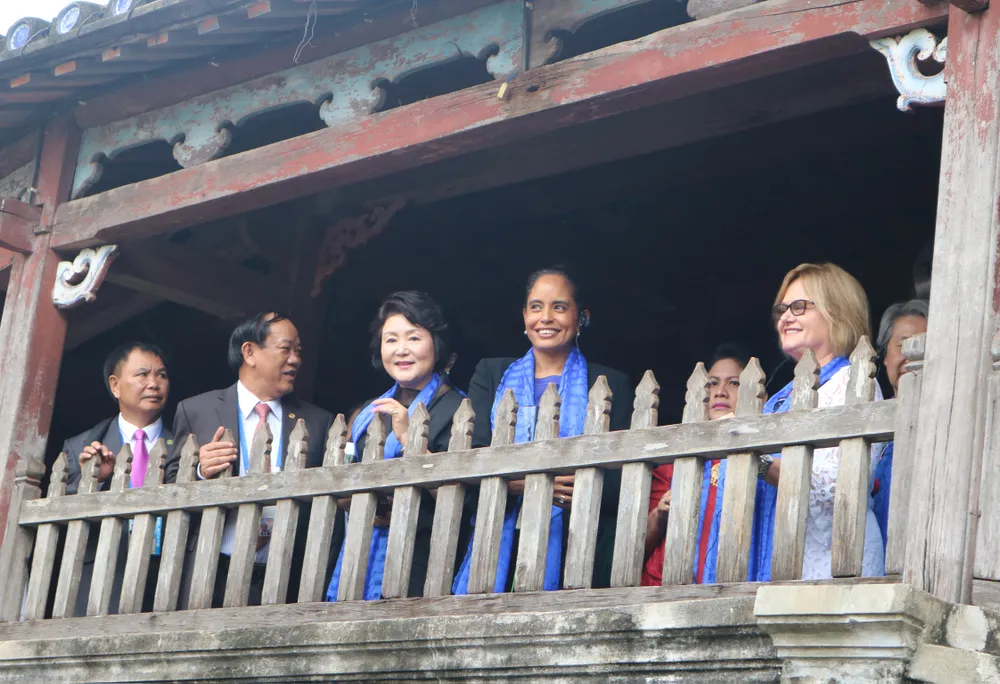 Phu nhân, phu quân các lãnh đạo nền kinh tế thành viên APEC thăm phố cổ Hội An ảnh 6