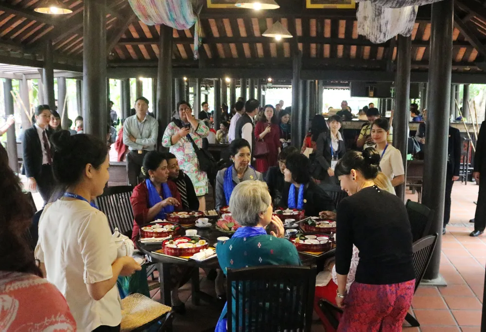 Phu nhân, phu quân các lãnh đạo nền kinh tế thành viên APEC thăm phố cổ Hội An ảnh 10