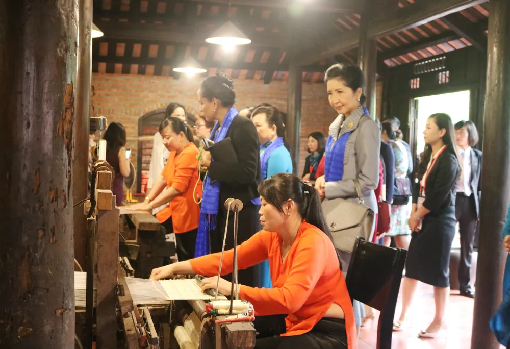 Phu nhân, phu quân các lãnh đạo nền kinh tế thành viên APEC thăm phố cổ Hội An ảnh 11