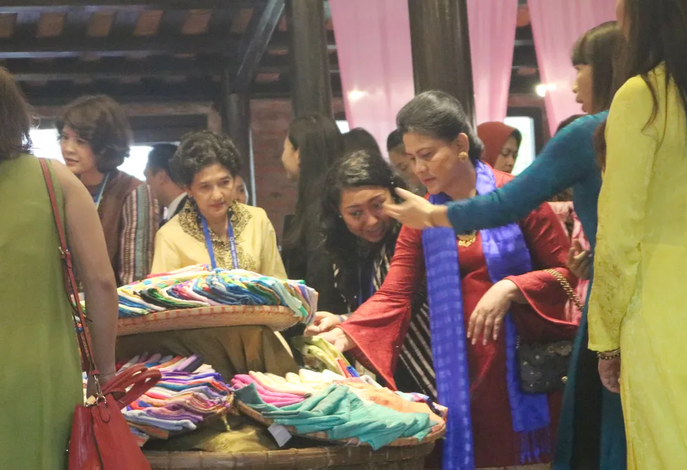 Phu nhân, phu quân các lãnh đạo nền kinh tế thành viên APEC thăm phố cổ Hội An ảnh 12