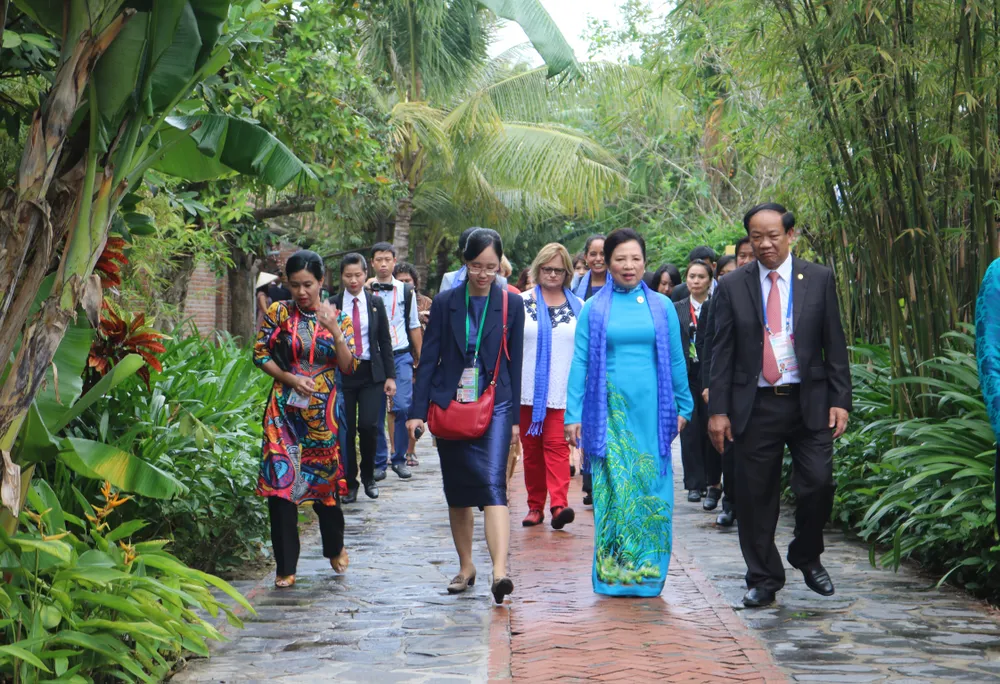 Phu nhân, phu quân các lãnh đạo nền kinh tế thành viên APEC thăm phố cổ Hội An ảnh 9