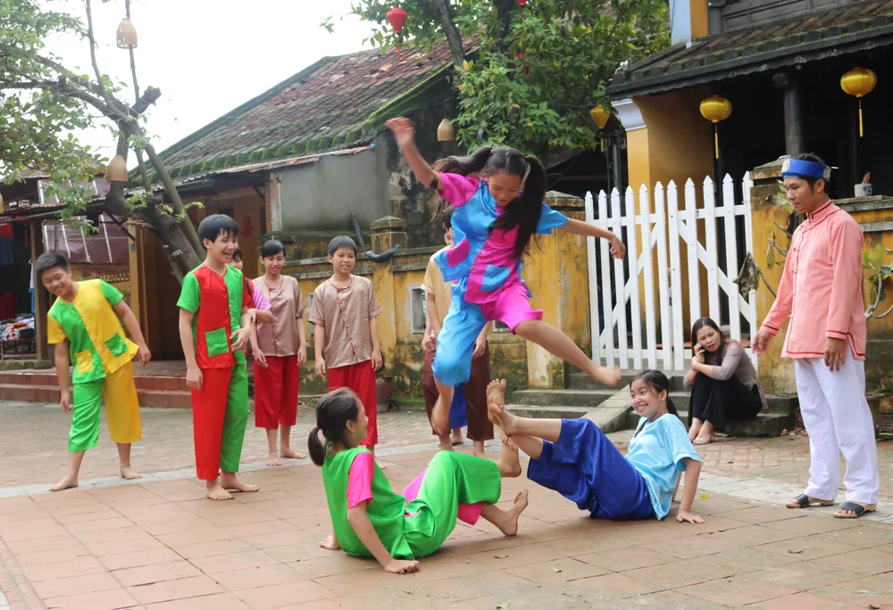 Phu nhân, phu quân các lãnh đạo nền kinh tế thành viên APEC thăm phố cổ Hội An ảnh 3