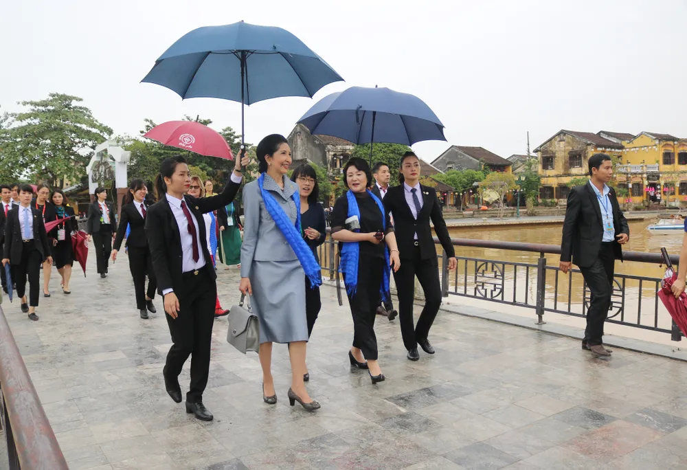 Phu nhân, phu quân các lãnh đạo nền kinh tế thành viên APEC thăm phố cổ Hội An ảnh 7