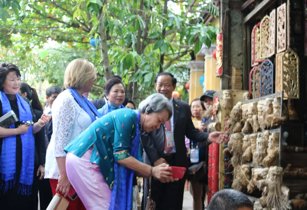 Phu nhân, phu quân các lãnh đạo nền kinh tế thành viên APEC thăm phố cổ Hội An ảnh 2