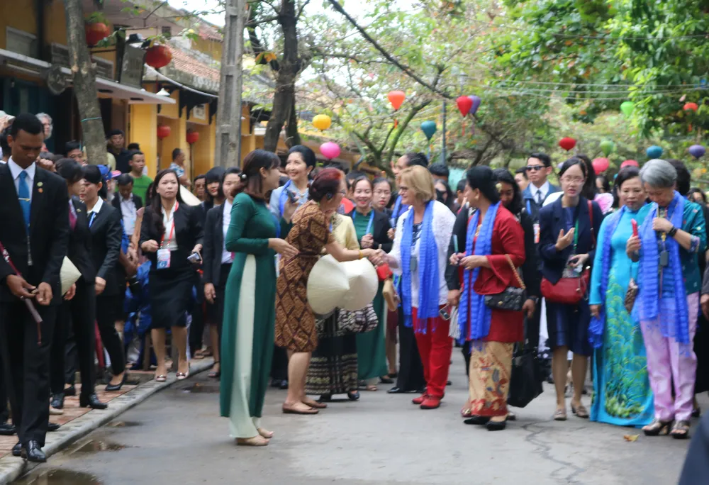 Phu nhân, phu quân các lãnh đạo nền kinh tế thành viên APEC thăm phố cổ Hội An ảnh 8
