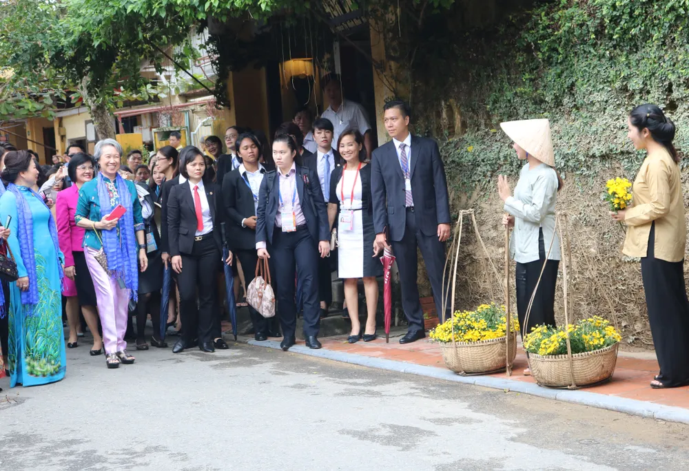 Phu nhân, phu quân các lãnh đạo nền kinh tế thành viên APEC thăm phố cổ Hội An ảnh 5