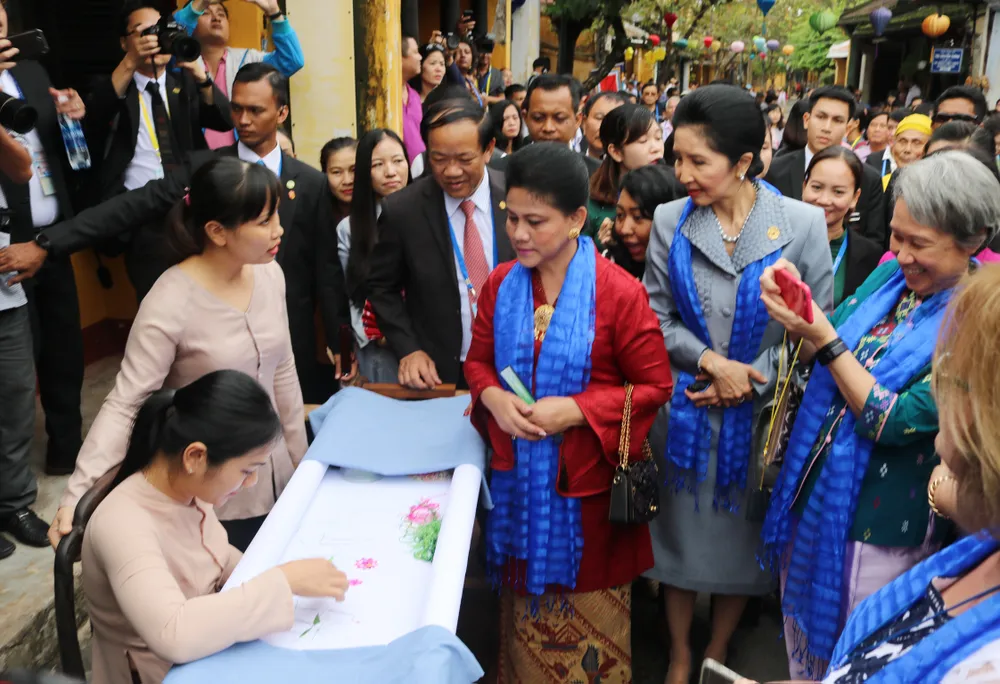 Phu nhân, phu quân các lãnh đạo nền kinh tế thành viên APEC thăm phố cổ Hội An ảnh 4