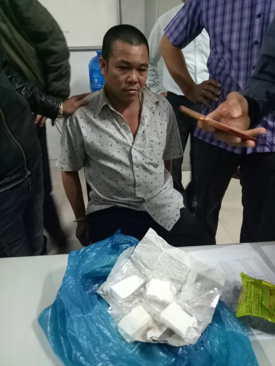 Bắt nhiều vụ vận chuyển pháo lậu và ma túy qua biên giới ảnh 1