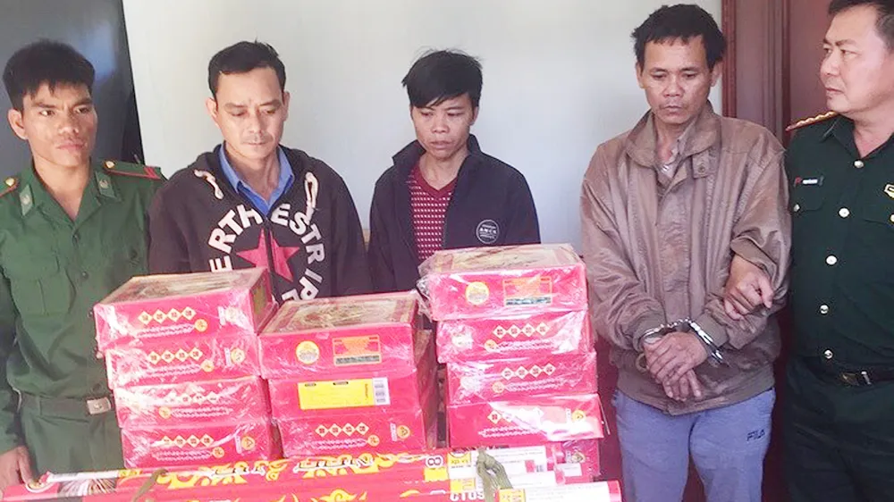 Bắt nhiều vụ vận chuyển pháo lậu và ma túy qua biên giới