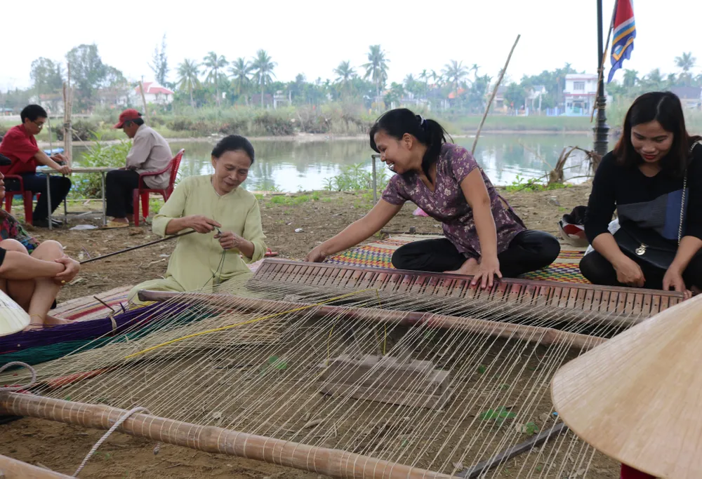 Nghề mộc làng Kim Bồng rộn ràng giỗ Tổ ảnh 5