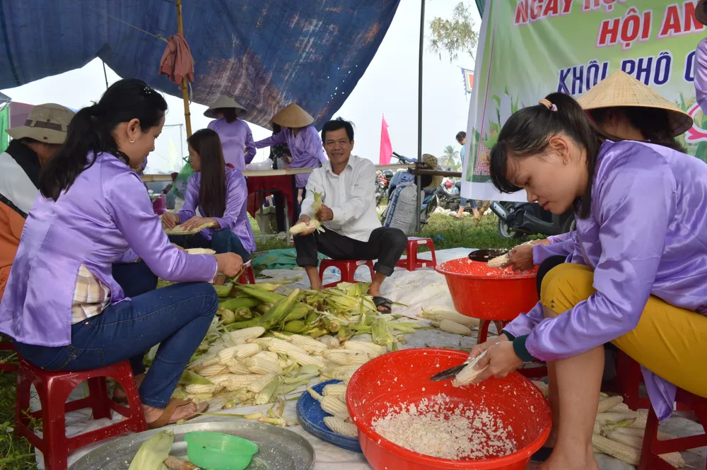 Hơn 10 nghìn trái bắp phục vụ du khách trong “Ngày hội bắp nếp Cẩm Nam 2018” ảnh 2