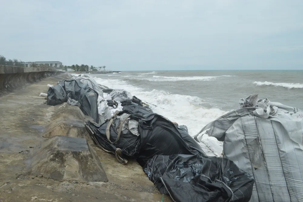 Bờ kè biển Cửa Đại "kêu cứu" ảnh 2