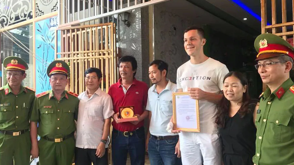 Lãnh đạo Cục Cảnh sát PCCC & CNCH biểu dương, trao giấy khen và tiền thưởng cho hai khách nước ngoài dũng cảm cứu người