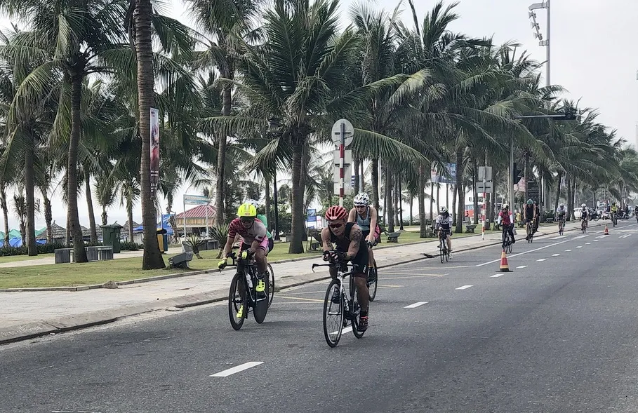 Hơn 1.600 vận động viên đến từ 56 quốc gia và vùng lãnh thổ tranh tài tại cuộc thi Ironman 70.3 ảnh 3