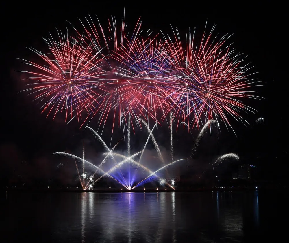 Mãn nhãn với phần trình diễn hai đội Ý và Hồng Kông