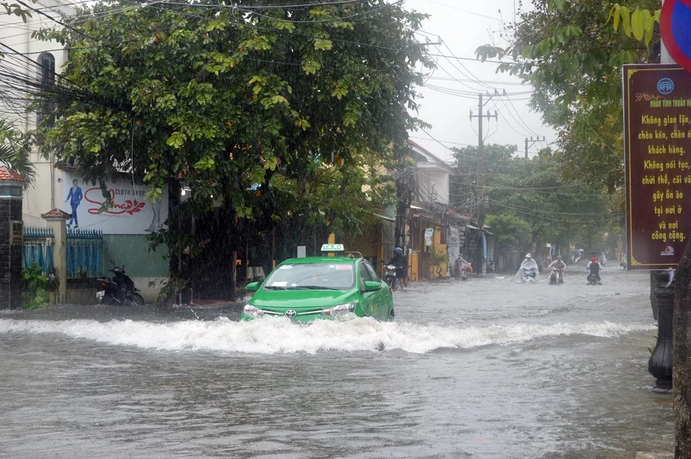 Miền Trung nhiều nơi chìm trong biển nước ảnh 3