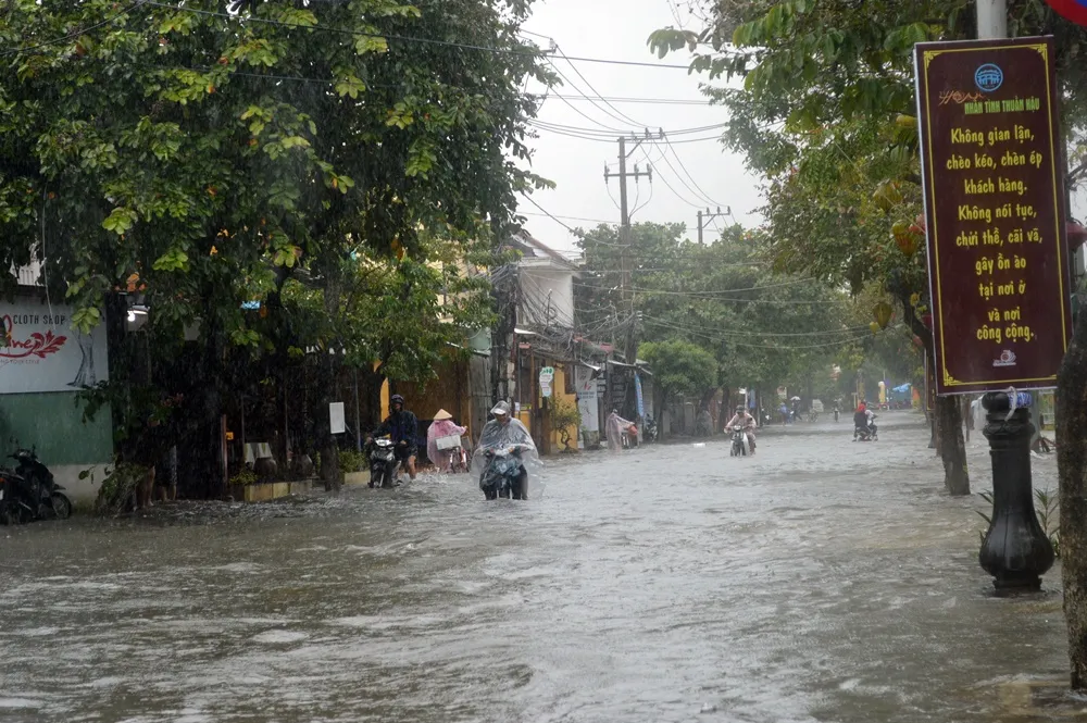 Miền Trung nhiều nơi chìm trong biển nước ảnh 4