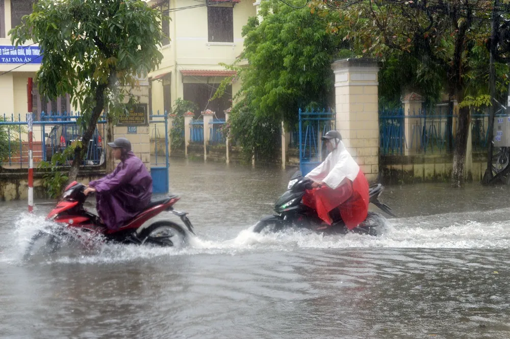 Miền Trung nhiều nơi chìm trong biển nước ảnh 6